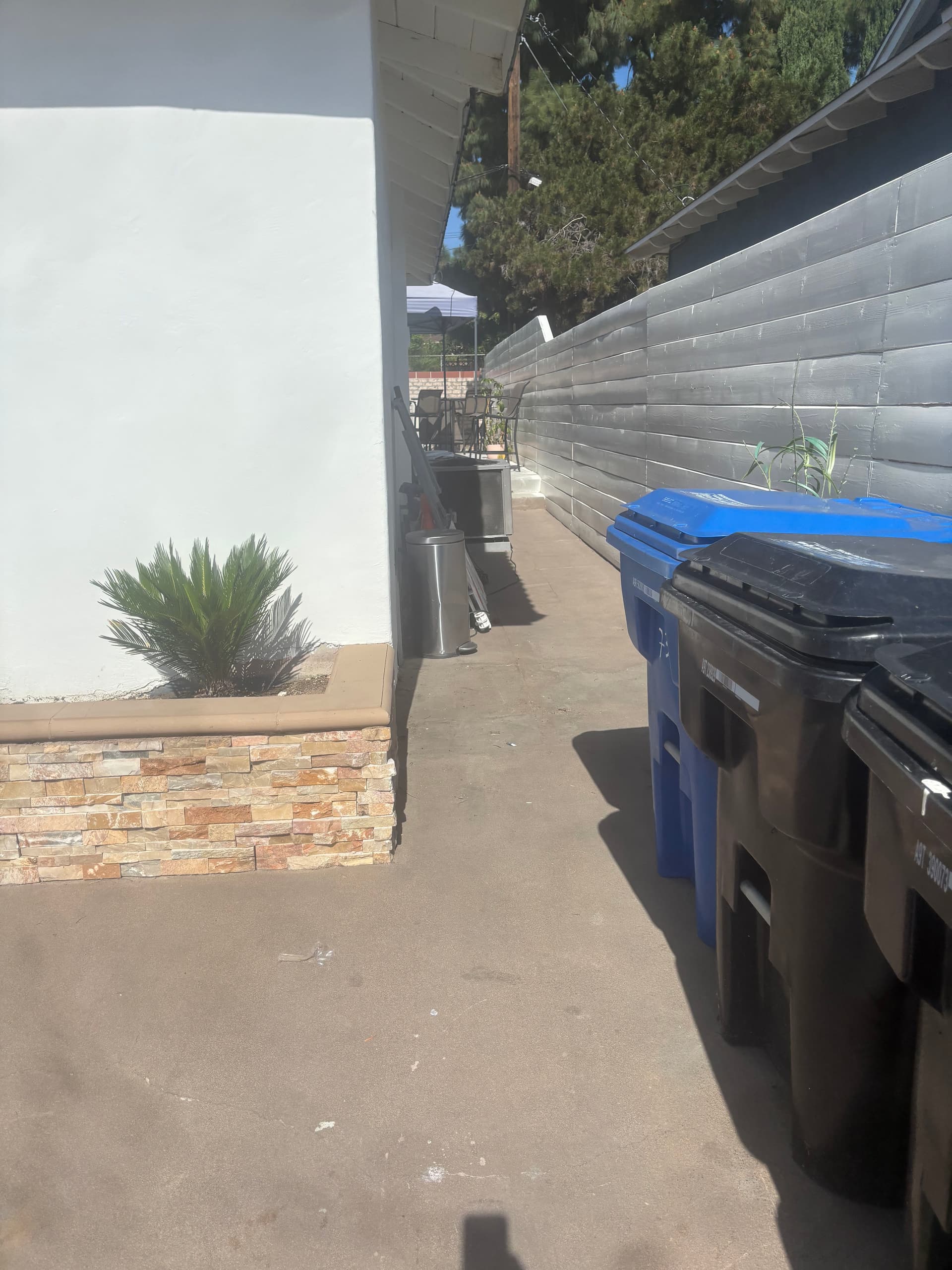 Gallery photos for Side Yard Junk Removal Clears Cramped Outdoor Space in Montebello: Image #1