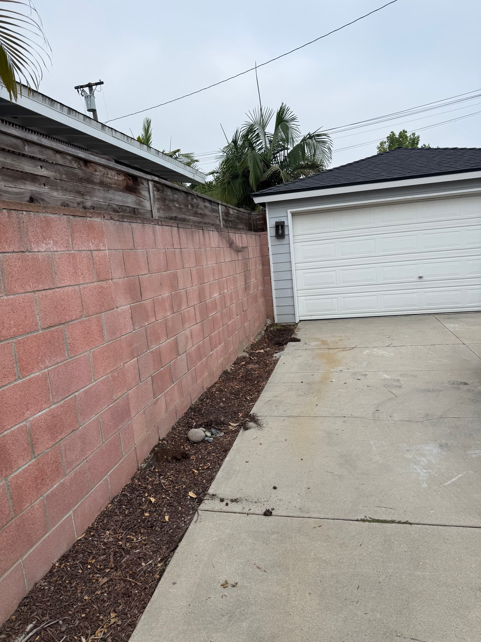 Gallery photos for Backyard Junk Removal Done Right in Long Beach: Image #1