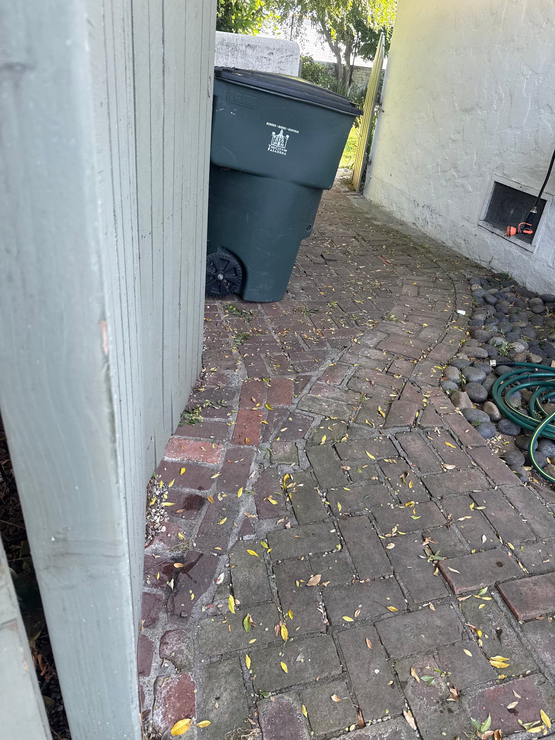 Gallery photos for Household Trash Cleanout Gets a Pasadena Side Yard Cleared Out: Image #1