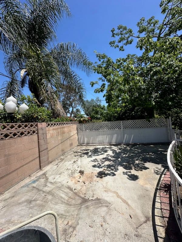 Transforming Cluttered Spaces in Downey CA image
