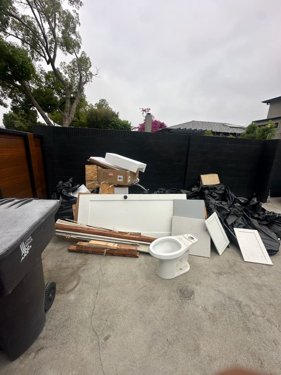 Gallery photos for Swift Transformation of Cluttered Yard in Santa Ana: Image #1