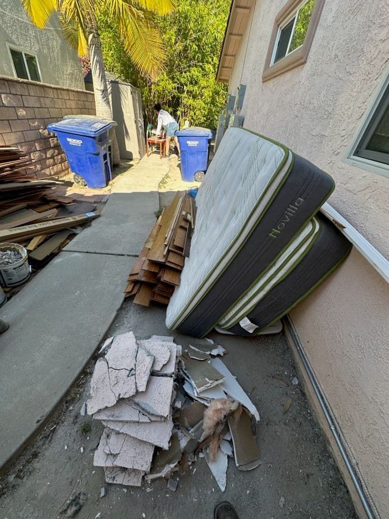 Gallery photos for Comprehensive Debris Removal in La Mirada: Image #1