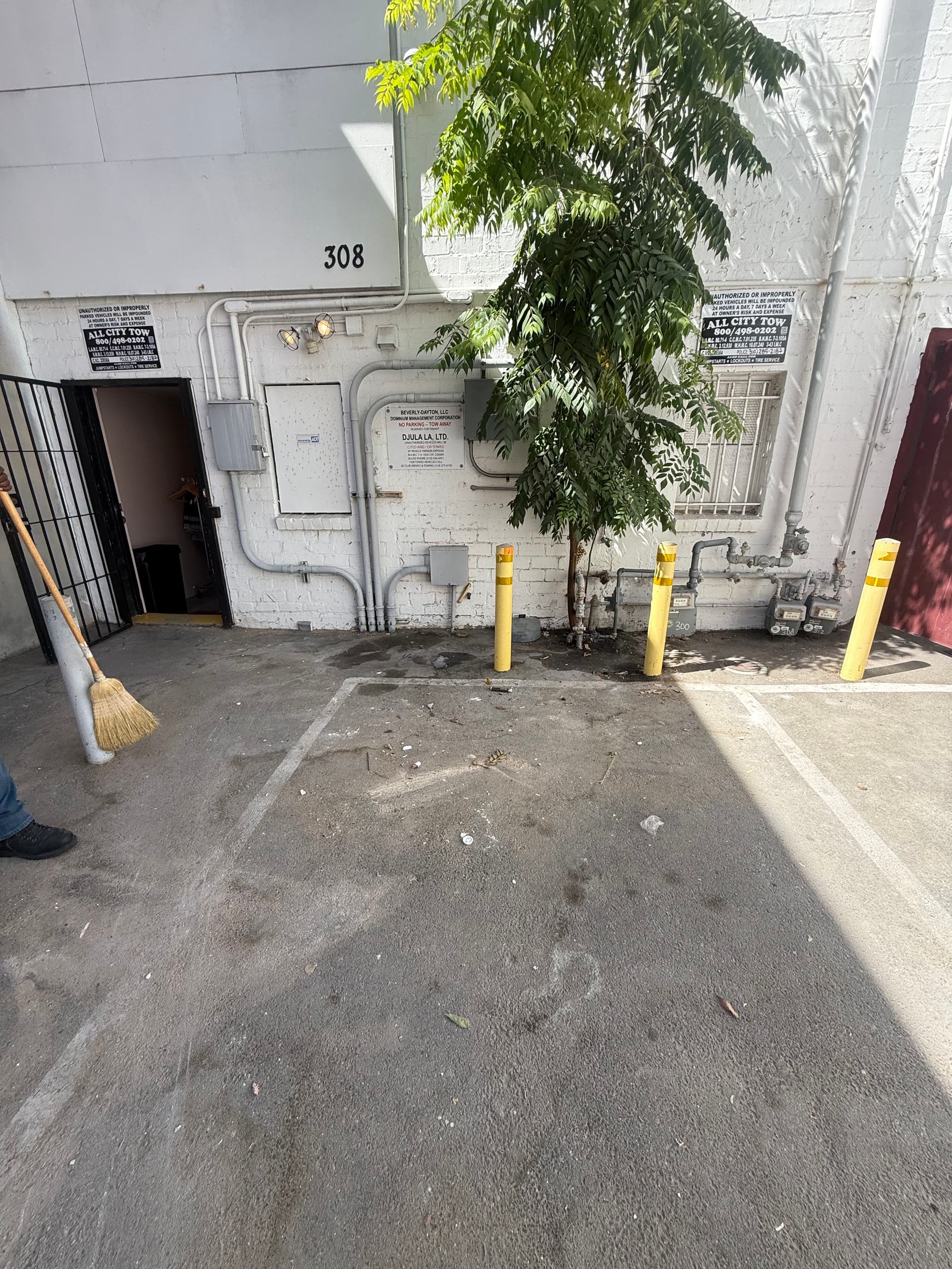 Gallery photos for Cardboard and Bulk Junk Removal in Beverly Hills: Image #1