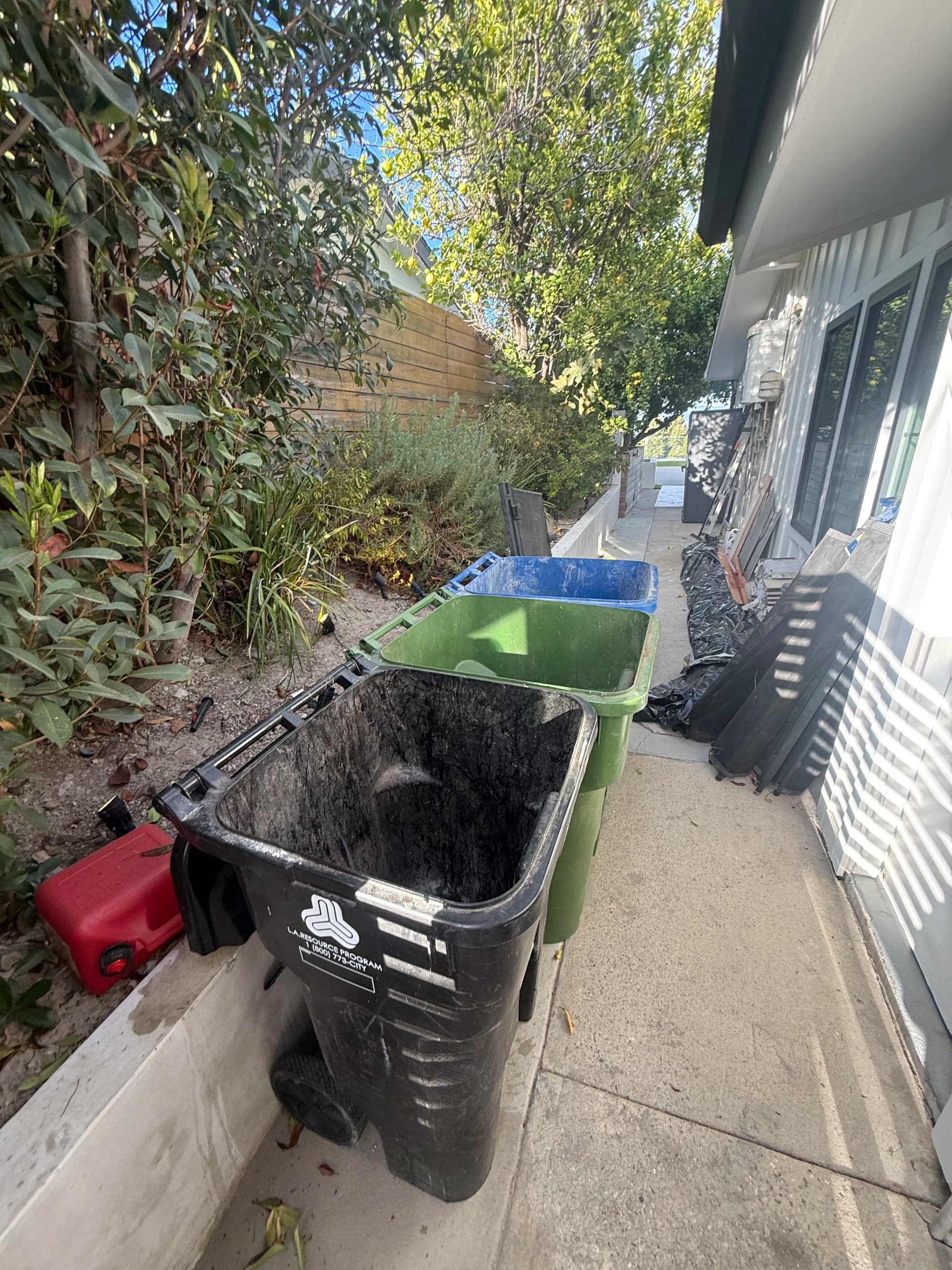 Gallery photos for Glendale Bin Cleanouts and Bulk Trash Removal Done Right: Image #1