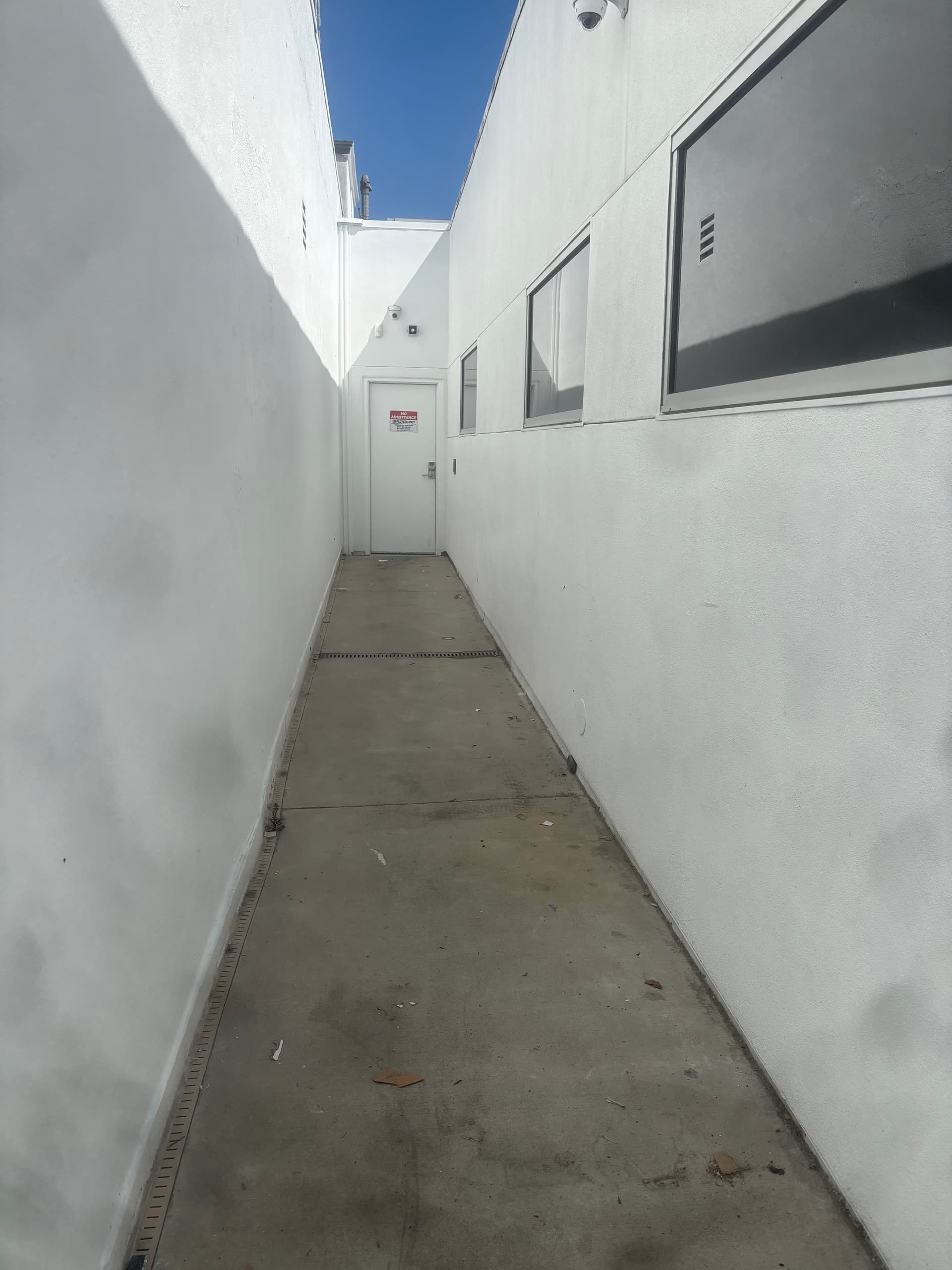 Gallery photos for Beverly Blvd Cleanout Clears a Packed Walkway Completely: Image #1